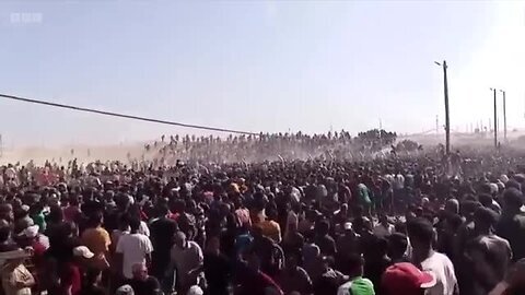 Desperate_Palestinians_overrun_controversial_food_distribution_centre_in_Gaza___BBC_News