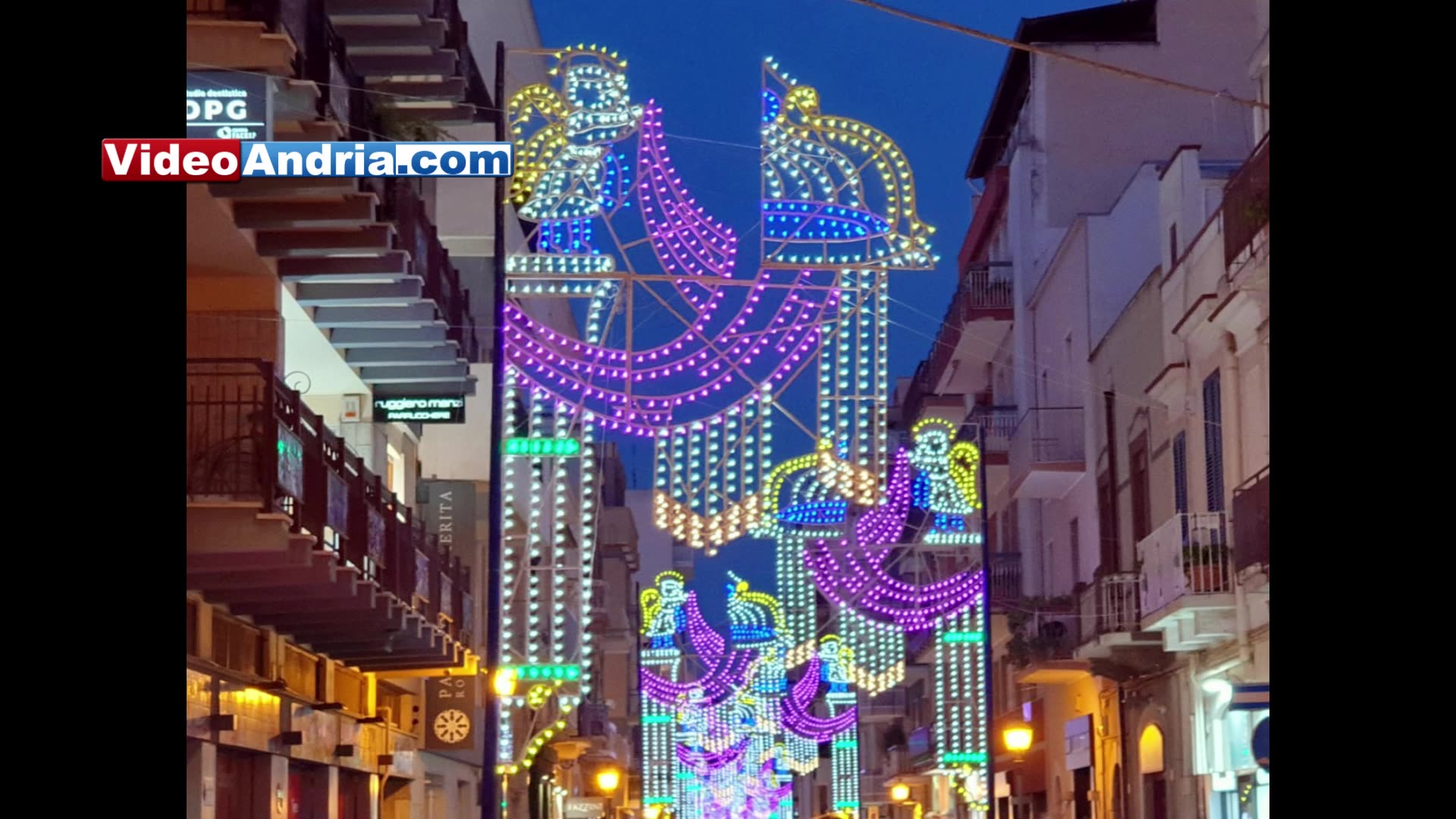 Andria e le splendide luminarie rinnovate della Festa Patronale 2025