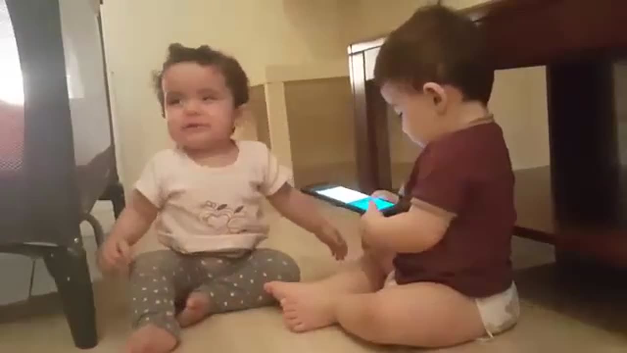 Kids Fighting With Mobile