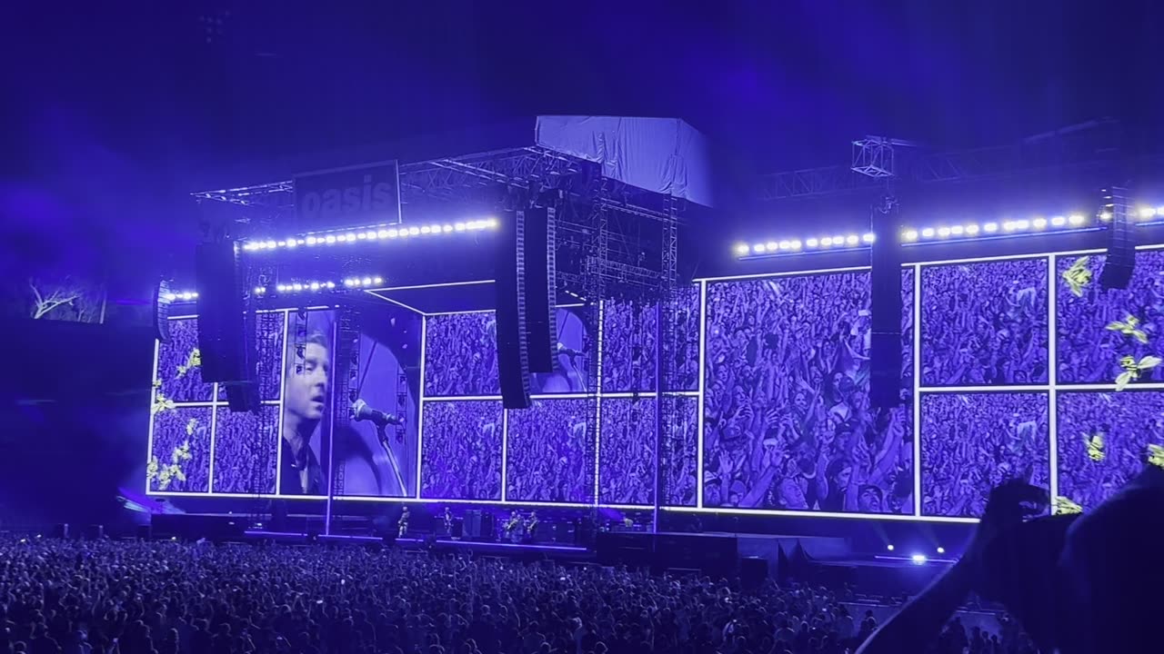 Don't Look Back in Anger - Oasis Live 25