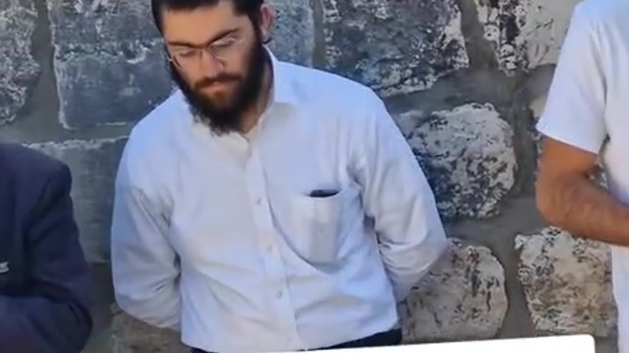 Israeli settlers desecrate the courtyards of Al-Aqsa Mosque