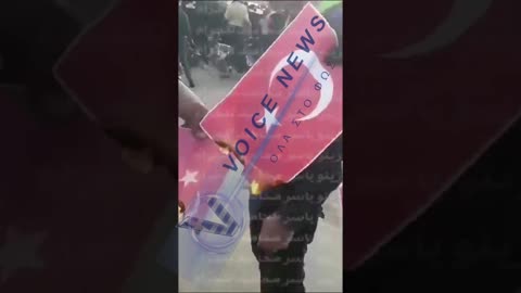 Σύροι καίνε τουρκική σημαία.