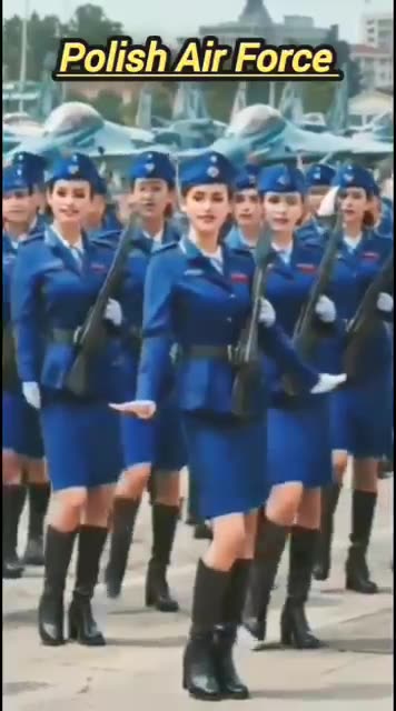 美女练兵和跳舞一样都好看。