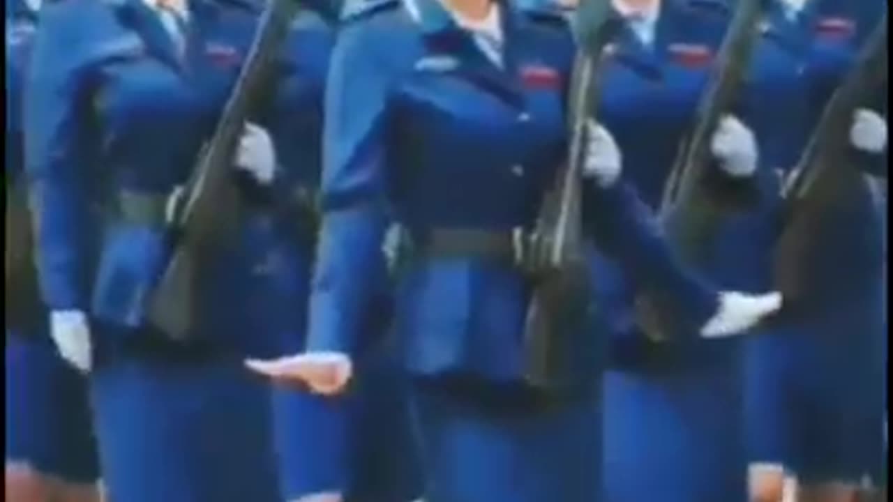 美女练兵和跳舞一样都好看。