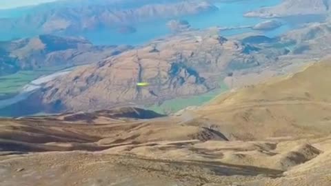 Ever thrown a frisbee from a mountain? 🏔️ It flies for a bit, then quickly drops! Here’s why! 🛸⚡