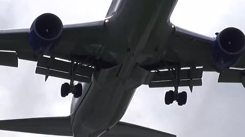 An unsuccessful landing and go-around of a United Airlines Boeing 767 at Zurich Airport.