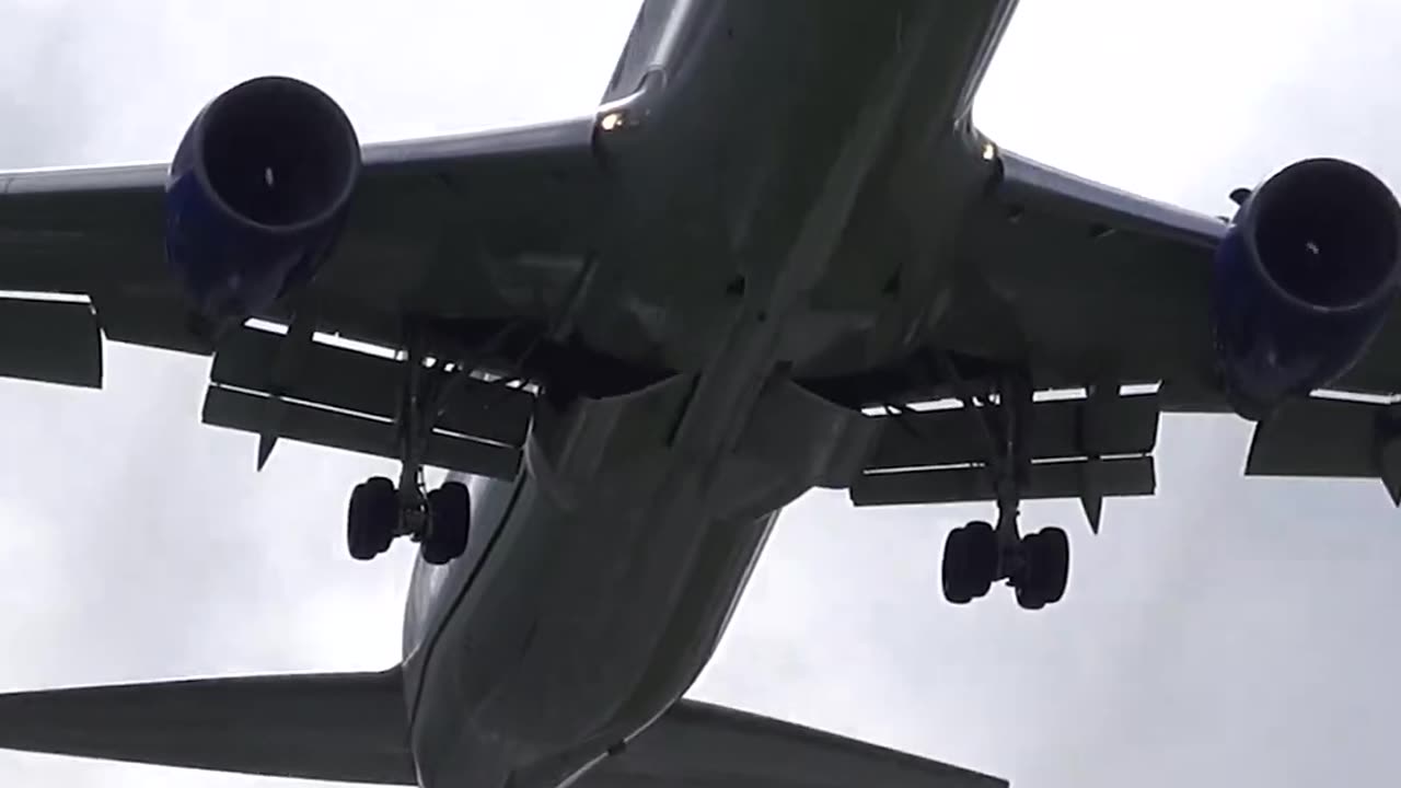 An unsuccessful landing and go-around of a United Airlines Boeing 767 at Zurich Airport.