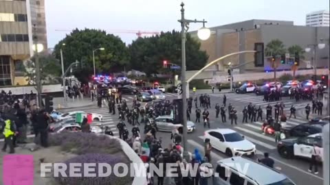 🚨 #BREAKING: Riot police are QUICKLY closing in on rioters in Los Angeles now