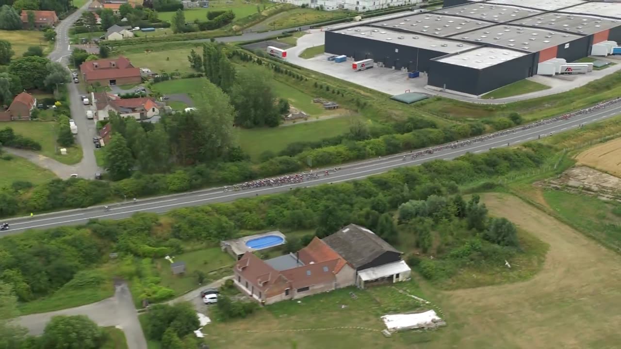 Potential echelons make the peloton wary