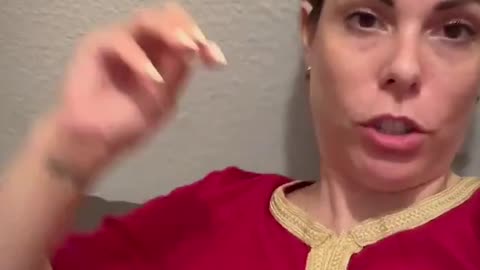 (España) Desesperación de una española por indocumentados que okuparon su casa luego de comprarla
