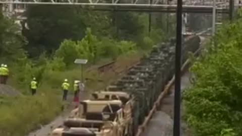 Washington： Tanks hauling into DC for Trump’s Army parade next Saturday.