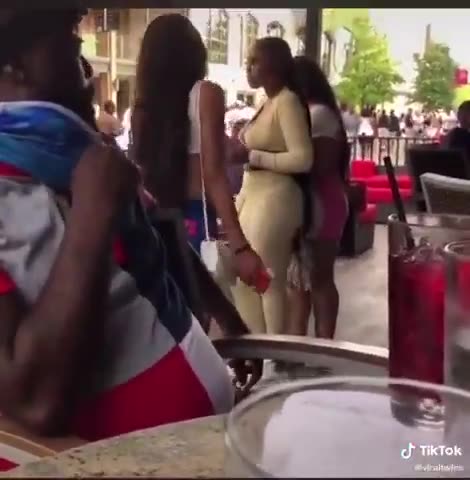 Women ran out on their bill but forgot their keys 💀💀