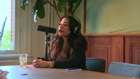 Lale gul bij een podcast 8