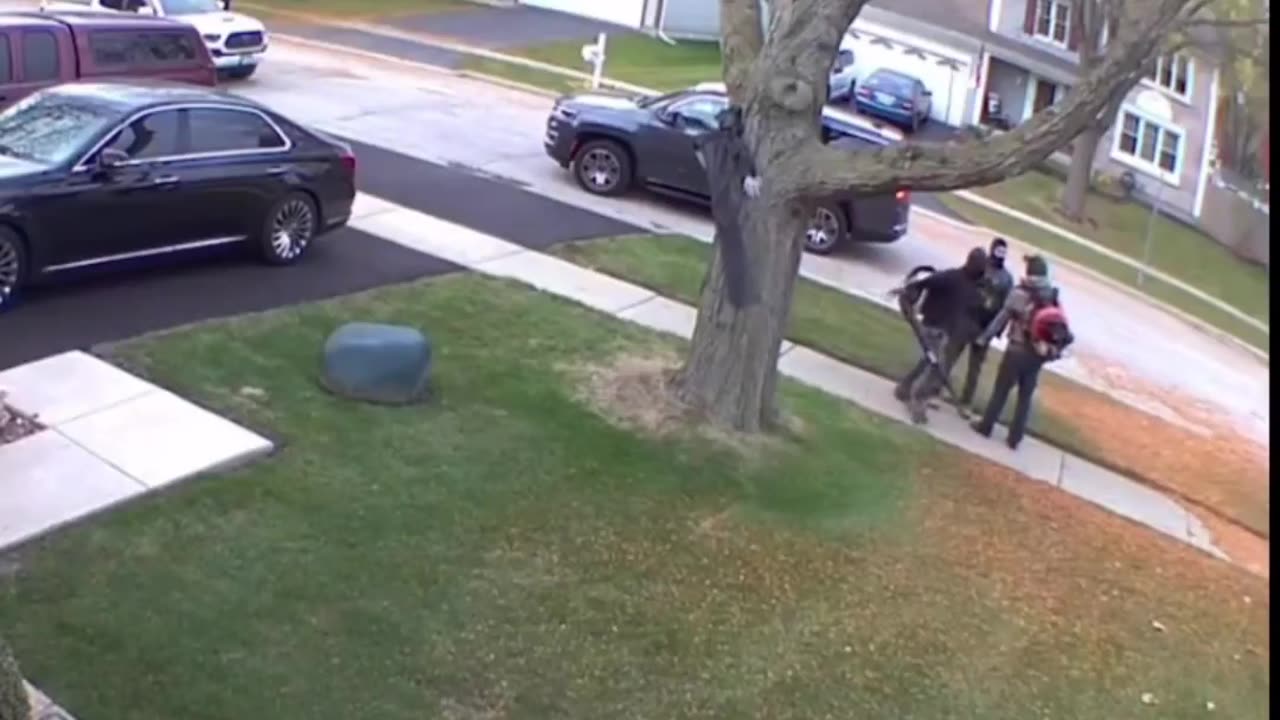 DHS agents saw three lawn care workers, two of them start running, while the