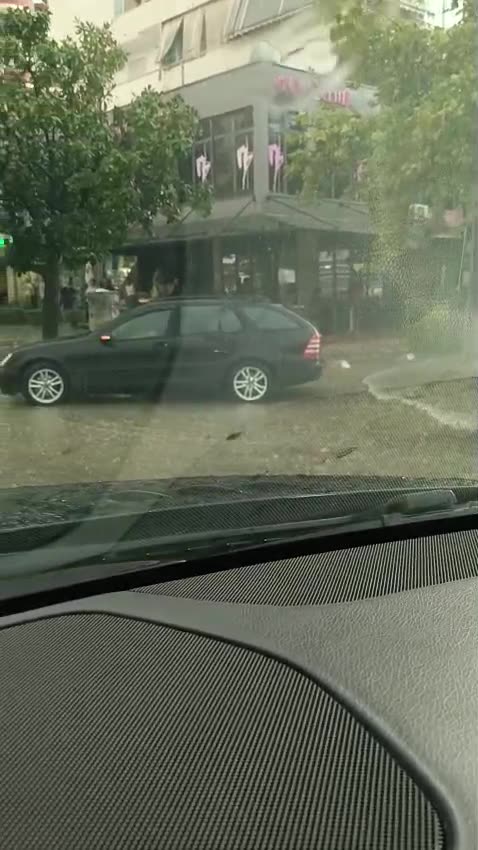 Vlora bëhet det, përmbytet bulevardi Ismail Qemali e Skela