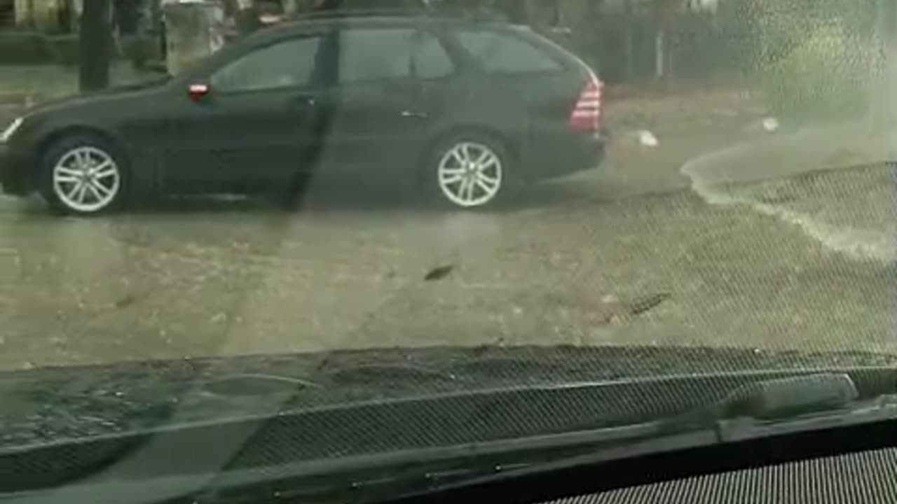 Vlora bëhet det, përmbytet bulevardi Ismail Qemali e Skela