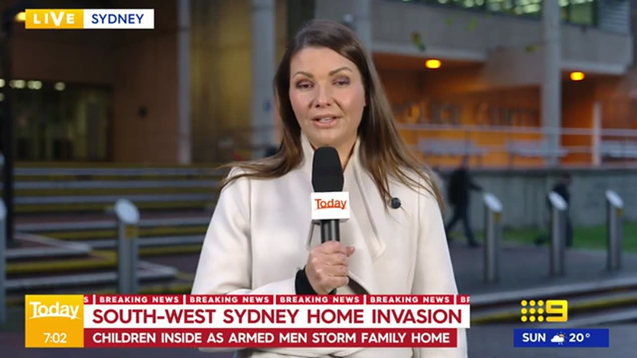 Manhunt underway for home intruders in Sydney's south-west |sunmax966