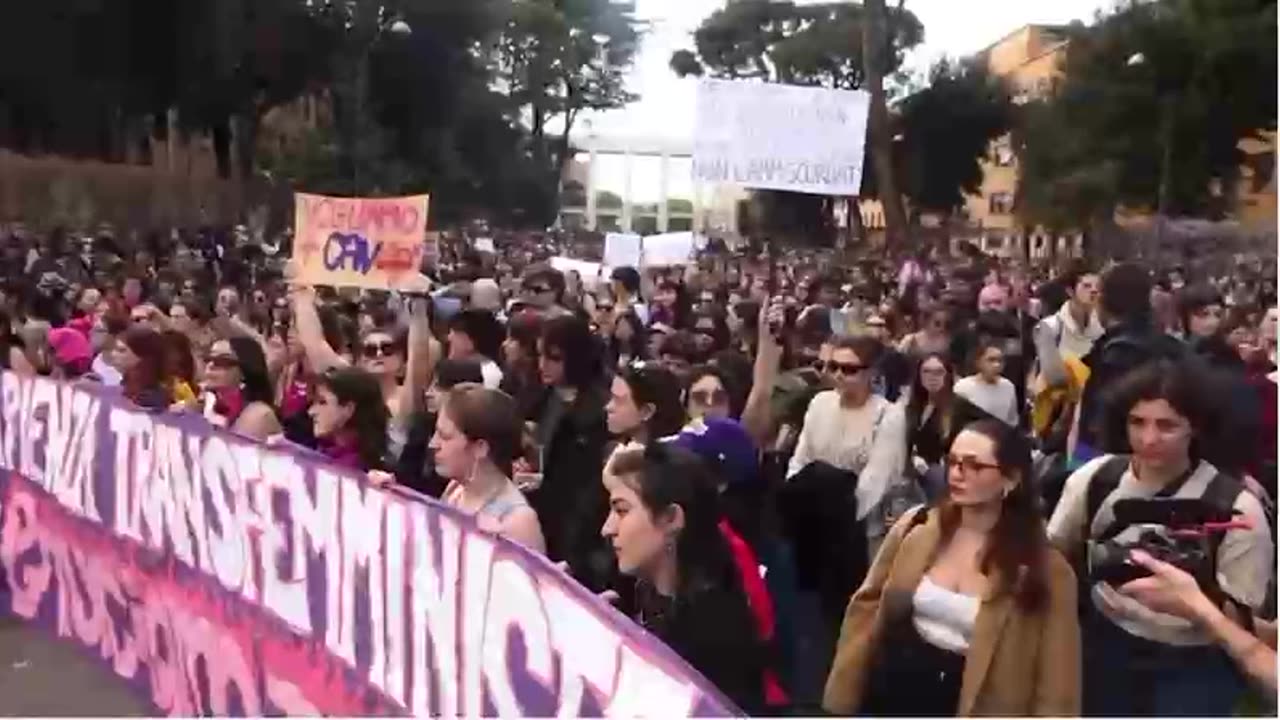 Vrasja e 22-vjeçares shqiptare Ilaria Sula, studentët “ndezën” ambientin para fakultetit