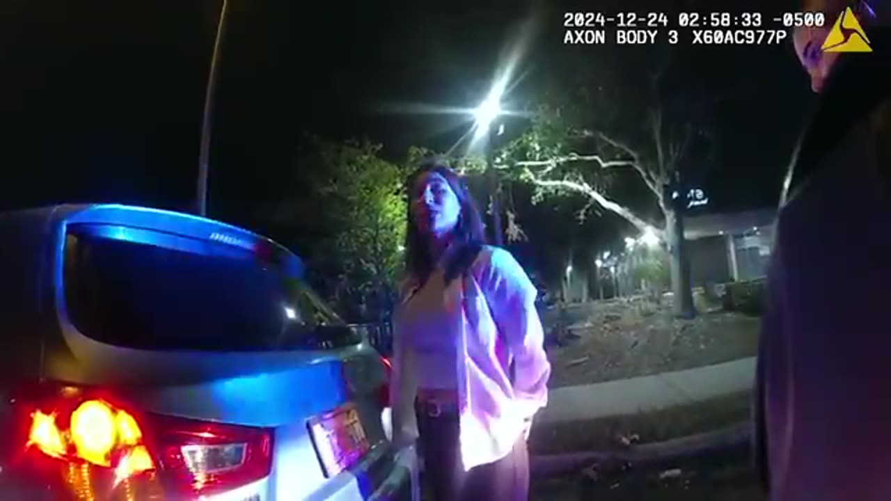 Lady Thinks It’s Illegal For Police To Read Her Plate