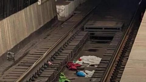 Carrito de bebé cae a las vías del metro en Rusia