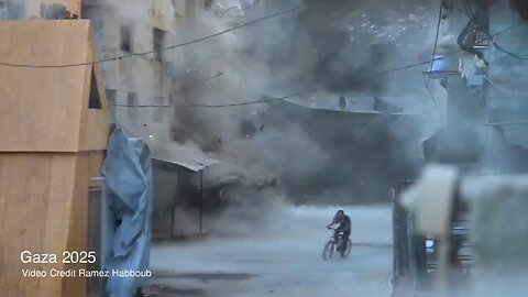 😱 A boy on his bicycle tries to escape after Israeli warplanes bombed a nearby house