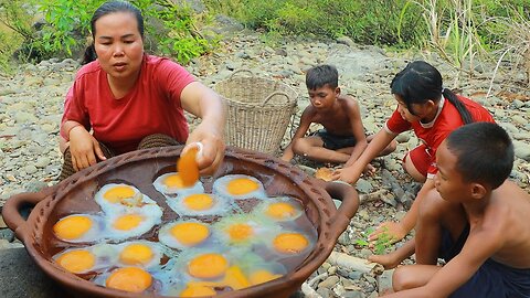 Mountain women use clay to prepare crocodile eggs.