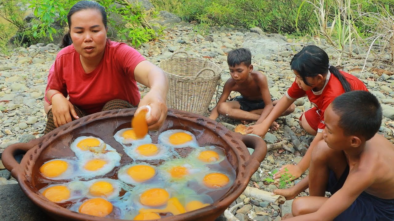 Mountain women use clay to prepare crocodile eggs.