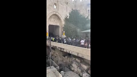 🚨 Israeli forces assault Palestinian worshippers outside Al-Aqsa Mosque