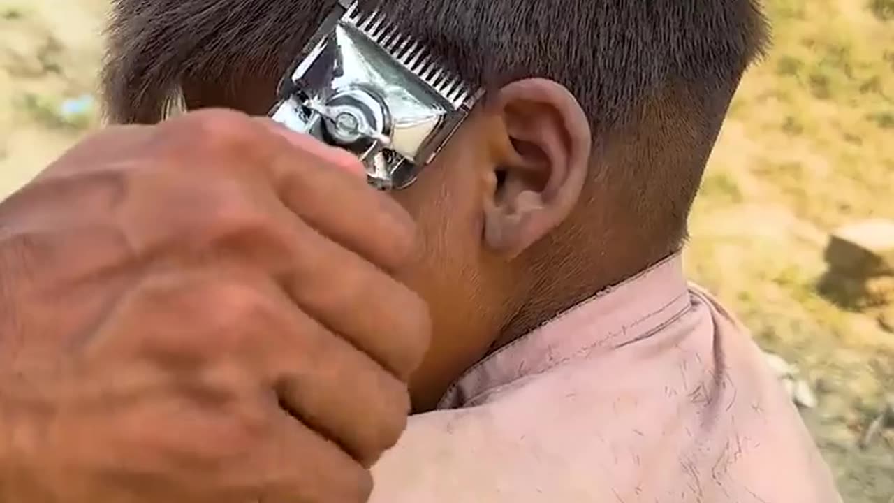 A handmade cut, achieved with the precision of manual scissors.