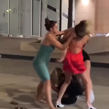 Zaimponowały mi "siły rozjemcze" w zielono-niebieskiej sukience