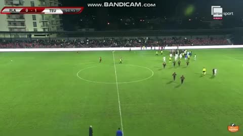 Skandal në Vlorë, tifozët e Flamurtarit hyjnë në fushë dhe dhunojnë lojtarët e Teutës