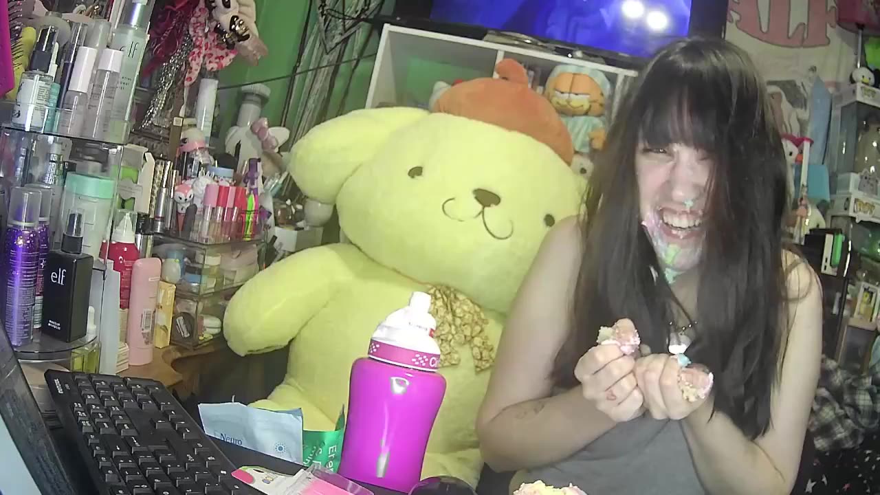 Dellywave having her birthday cake on FTL (2)