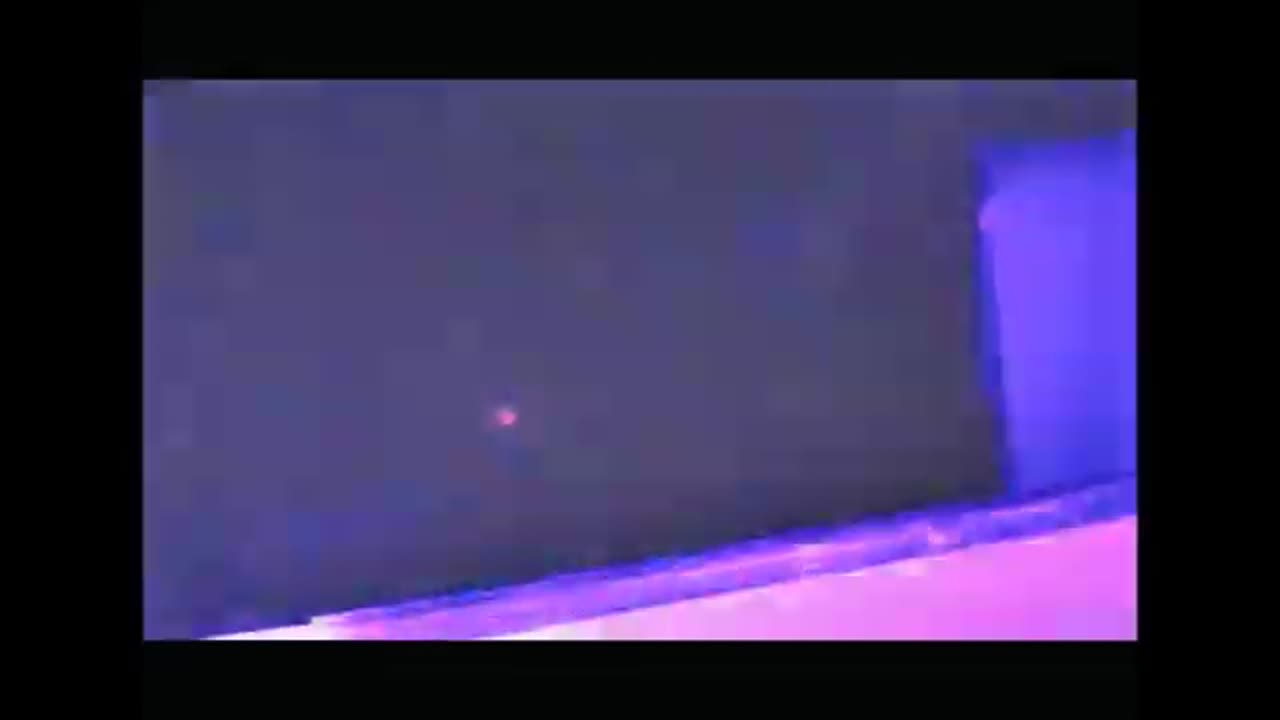 Essaim d'OVNI près du pont de Brooklyn à New York