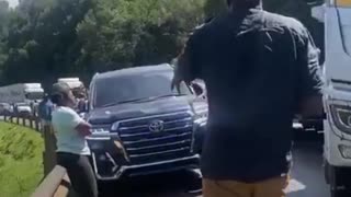 Mujer impide el paso a vehículo gubernamental en medio del tráfico