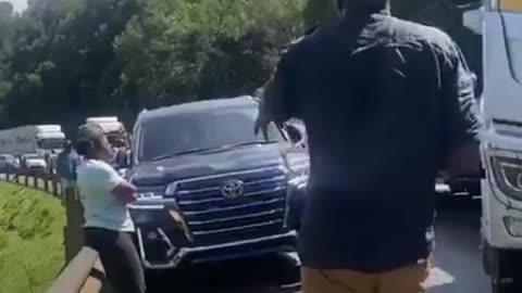 Mujer impide el paso a vehículo gubernamental en medio del tráfico