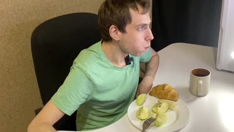 Фрукты, булка и кофе — мой секрет бодрости 😎