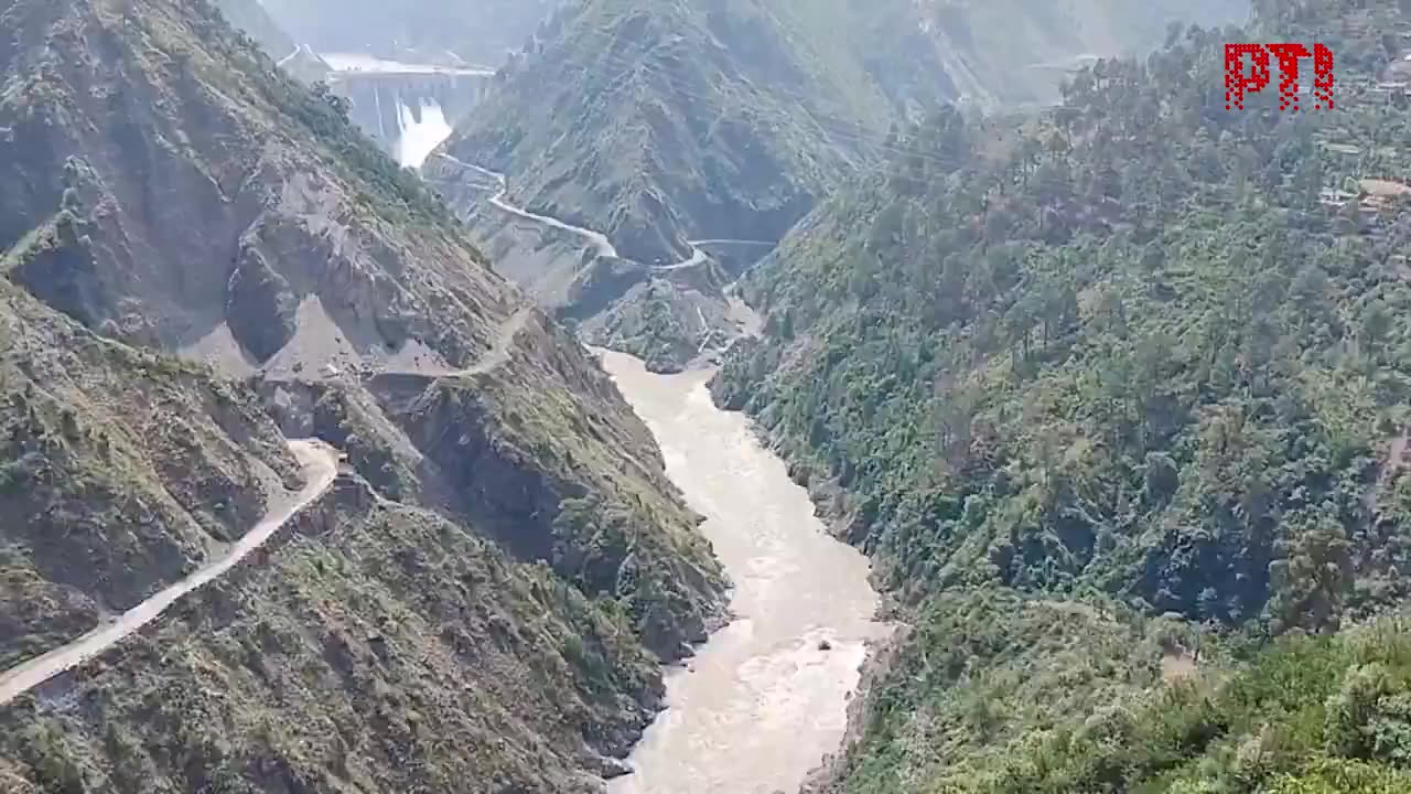 🇮🇳👀🇵🇰 India opened several gates of the Baglihar Hydroelectric Power Project Dam