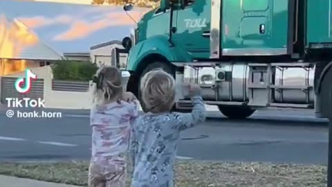 Kids Celebrating a Truck Honk 🚚💨💚#TruckHonk 🚛 #WholesomeMoments 💚 #PureJoy 😍 #KidsHappiness 👧👦