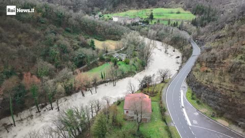 Maltempo, il drone in volo sul Santerno: il fiume fa paura