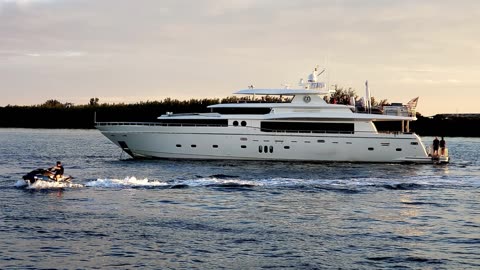 103' Johnson - Yacht Rental in Key Biscayne, Florida💯🎉