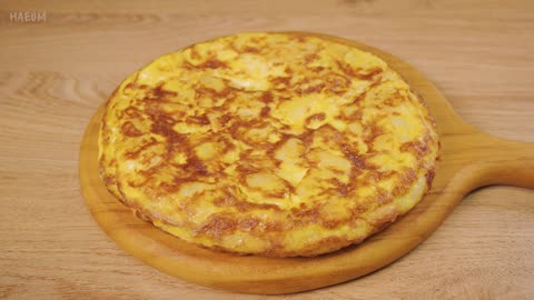 If You Have POTATOES, Make This Traditional Spanish Omelette At Home!