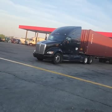 CREATIVE PARKING #ourtruckinglife #truckdriver #atruckerslife #trucking #reallifetruckers