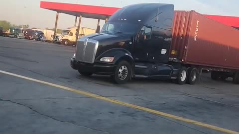 CREATIVE PARKING #ourtruckinglife #truckdriver #atruckerslife #trucking #reallifetruckers