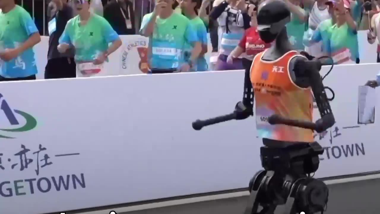Robots humanoides compiten en maratón junto a personas en Pekín