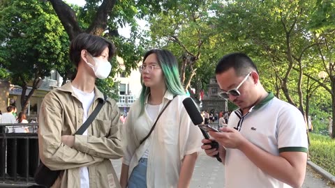 unexpected sidewalk chaos caught in vietnamese city