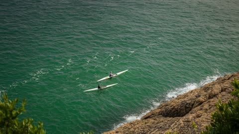 استمتع بجمال البحر من الأعلى بدقة 4K | Calming Ocean Kayak View in 4K