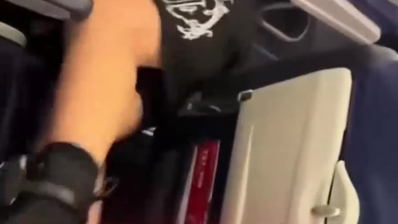 Mujer agrede, tira el pelo y escupe a una pasajera en un avión en EE.UU.