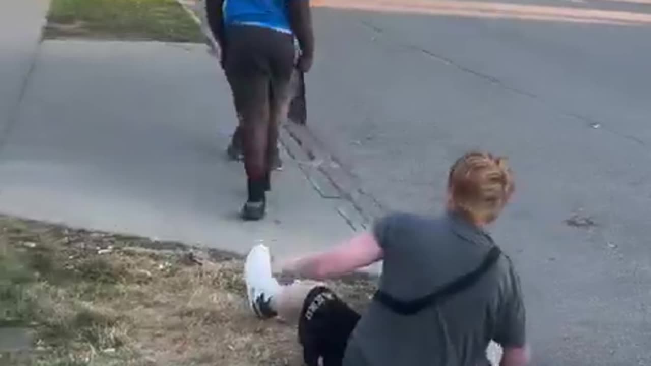 Man defends store and beats up 2 guys