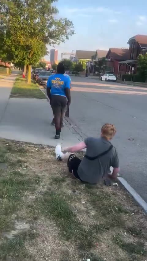 Man defends store and beats up 2 guys