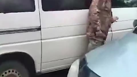 Intentan movilizar a un hombre mientras llevaba a su hijo al colegio en Ucrania